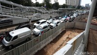 Meski pada hari pertama usai Lebaran ini belum semua pekerja masuk kerja, namun kemacetan Jakarta telah kembali.