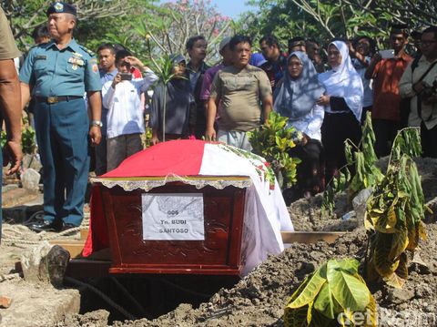 Tangis Histeris Istri dan Anak Tunggal Budi Santoso Sebelum Pemakaman