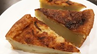 Kue adee merupakan kue tradisional Aceh yang mirip kue bingkang yang lembut dan harum. Uniknya kue diberi taburan bawang merah goreng. Rasa kue yang tak begitu manis, terasa unik dengan gigitan bawang goreng renyah. Pas jadi teman minum kopi.