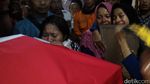 Isak Tangis Sambut Jenazah Nyoto Korban Heli Basarnas