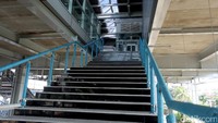 Stasiun Bekasi Timur dibangun dua lantai dengan menggunakan  lift dan eskalator dengan konsep stasiun modern.