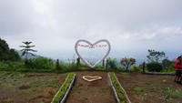 Jika traveler baru-baru ini ke Basecamp Mawar Gunung Ungaran akan melihatnya. Para pemuda pecinta Gunung Ungaran yang tergabung dalam komunitas Sakpala menggunakan kembali sampah botol air mineral menjadi spot menarik untuk foto (Masaul/detikTravel)