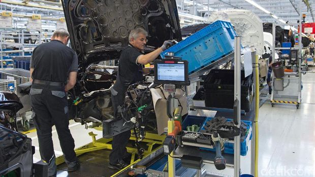 Pekerja memasang aneka komponen di S-Class