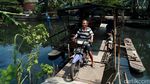 Potong Kompas Dengan Perahu Eretan di Pademangan