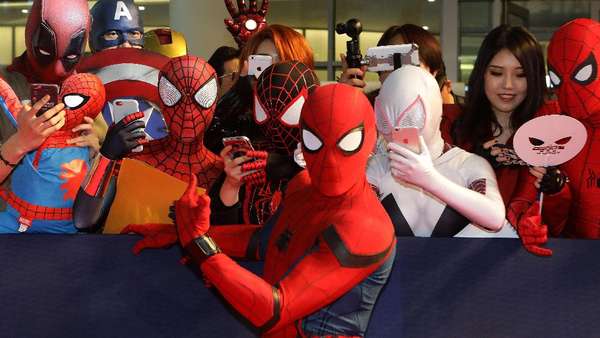 Aksi Para Spider-Man Bersama Tom Holland Aksi Para Spider-Man Bersama Tom Holland