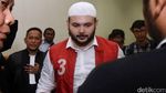 Ridho Rhoma Berpeci Putih saat Sidang Perdana Kasus Narkoba