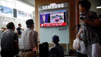 Warga di Seoul, Korea Selatan menonton siaran peluncuran rudal balistik Korea Utara. (Foto: Kim Hong-Ji/ REUTERS)