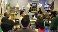 Dengan mayoritas menu minuman yang diminati pembeli adalah es kopi susu tetangga, yang juga dipesan Jokowi untuk anaknya.