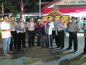 Acungkan Jempol, Ini Pose Akhir Simulasi Pengepungan Pria Berjenggot