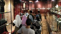 Mereka pun asyik berkeliling museum. Sambil melihat-lihat koleksi yang ada di sana (Eko Sudjarwo/detikTravel)