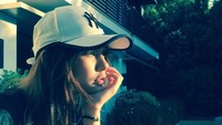 Di Los Angeles, Vanesha mengenakan topi New York Yankees. Foto: dok Instagram