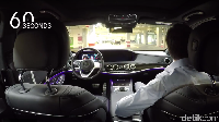 Setir mobil bergerak sendiri mengikuti arah jalan. Foto: Mercedes-Benz