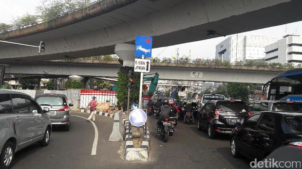 Lalin Simpang Matraman Makin Macet Akibat Traffic Light Tak Aktif