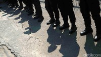 Polisi menjaga aksi ini.