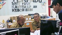PTSP melayani mengurus IMB, kependudukan dan pelayanan umum lain secara gratis.