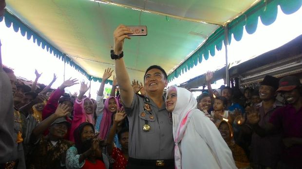 Kapolrestabes ber-wefie bersama warga