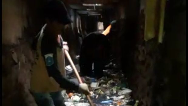 Sampah-sampah ini semakin banyak saat hujan deras turun dan kali yang meluap.