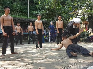 Cegah Sasaran Teror, Polisi Sukabumi Belajar Silat di Pesantren