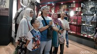 Tak jarang mereka asyik selfie di dalam museum. Mumpung masih kumpul-kumpul bareng keluarga (Eko Sudjarwo/detikTravel)