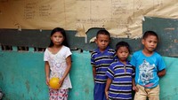 Anak-anak yang dievakuasi mengungsi di luar kota Marawi akibat perang dengan ISIS. (Foto: Jorge Silva/ REUTERS)