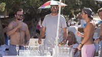 Tak hanya bintang sepak bola, pelatih sepak bola kenamaan tim Liverpool Jurgen Klopp juga pernah liburan ke Ibiza bareng teman-temannya (istimewa)
