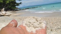 Foto: Melancong ke Pulau Weh dan Sabang rasanya kurang kalau belum berkunjung ke Pantai Pasir Putih di Kawasan Kenekai. Pasirnya begitu lembut, dan lihat warnanya.. Putih banget! (Haris/detikTravel)