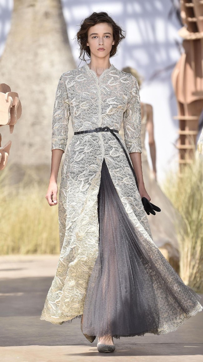Model walks the runway during the Christian Dior Haute Couture Fall/Winter 2017-2018 show as part of Haute Couture Paris Fashion Week on July 3, 2017 in Paris, France.  (Photo by Pascal Le Segretain/Getty Images)