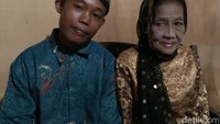 Selamet sudah jatuh hati dengan Rohaya. Bagi ABG  berusia 16 tahun tersebut, janda beranak satu itu adalah cinta matinya. Meski terpaut usia 55 tahun, tak jadi penghalang bagi keduanya untuk menjalin pernikahan. Niatan Selamet untuk meminang Rohaya pernah disampaikan kepada ketua RT pada Ramadan lalu. Namun terganjal restu dari keluarga Rohaya. (Foto: Istimewa)