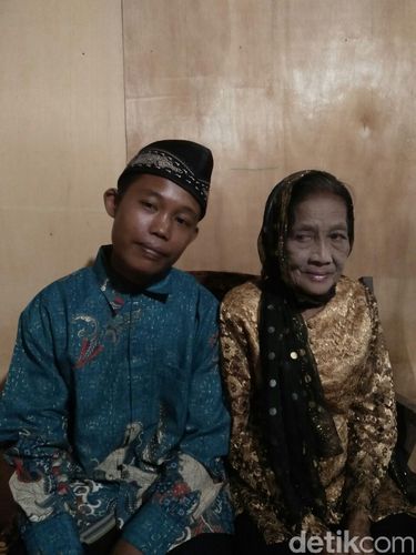 Selamat dan Rohaya, ABG dan nenek 71 tahun asal Baturaja OKU yang kini jadi menjadi suami istri