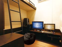 Penampakan Warnet Mewah Merangkap Penginapan