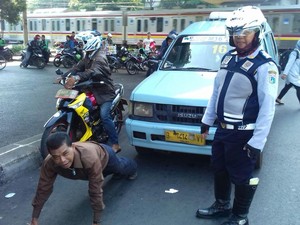 Mangkal Sembarangan di Depan Kalcit, Sopir Angkot Dihukum Push-up