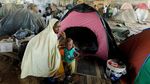 Melihat Kamp Darurat Imigran Afrika di Kolong Jembatan