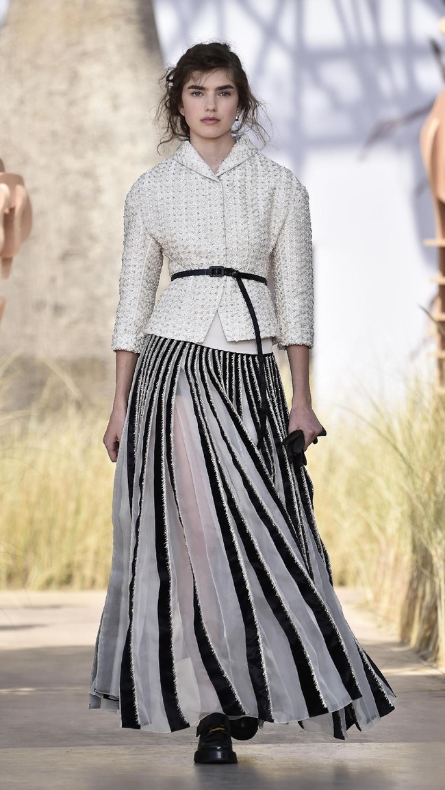 Model walks the runway during the Christian Dior Haute Couture Fall/Winter 2017-2018 show as part of Haute Couture Paris Fashion Week on July 3, 2017 in Paris, France.  (Photo by Pascal Le Segretain/Getty Images)