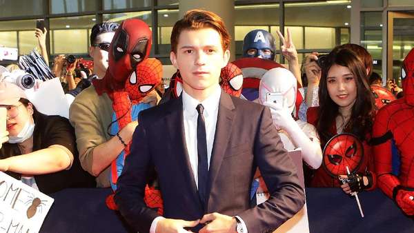 Aksi Para Spider-Man Bersama Tom Holland Aksi Para Spider-Man Bersama Tom Holland