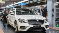 Tampang teranyar S-Class. Mobil memiliki fitur yang membuat mobil bisa berjalan sendiri tanpa sopir. Foto: Mercedes-Benz