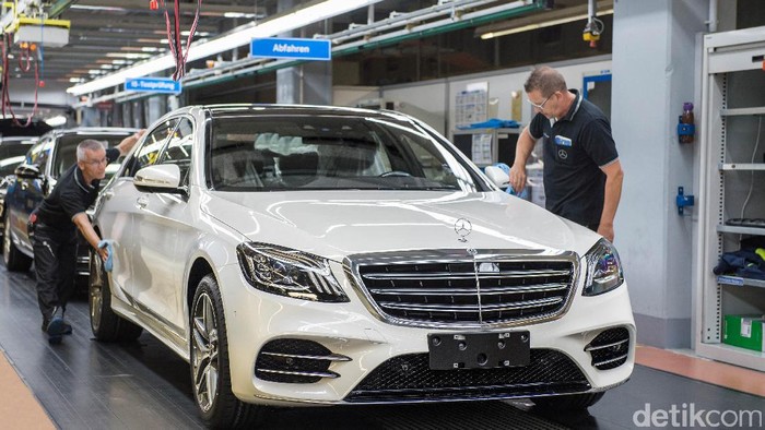 Canggih, Mercy S-Class Keluar Sendiri dari Pabrik Tanpa Sopir