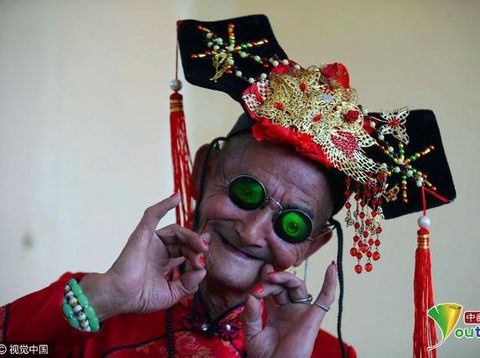 Pria Tua Ini Pakai Baju Wanita Tiap Minggu, Alasannya Bikin Terharu