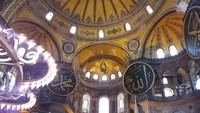 Ketika Sultan Muhammad al Fatih (Mehmed II) merebut Konstantinopel (Istanbul) dari kekuasaan Kekaisaran Byzantium pada 1453, dia mengubah bangunan itu menjadi masjid. Kala itu sejumlah fasilitas ditambahkan untuk mendukung ibadah, seperti mimbar, mihrab, air untuk wudhu, menara, sampai pondok Sultan. (Foto: Jurnalis Jh/dTraveler)