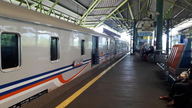 Ada 40 kereta yang datang di Stasiun Gambir.