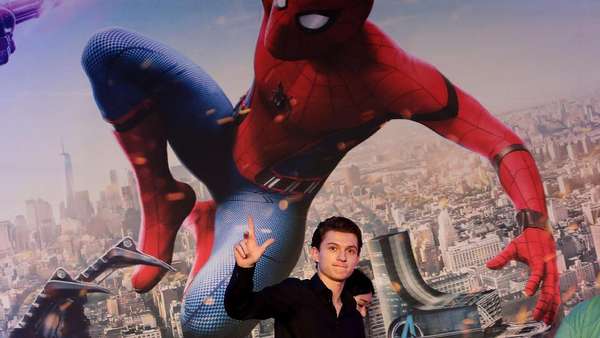 Aksi Para Spider-Man Bersama Tom Holland Aksi Para Spider-Man Bersama Tom Holland