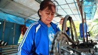 Sutianingsih sudah mengoperasikan eretan tersebut sejak tahun 2003.