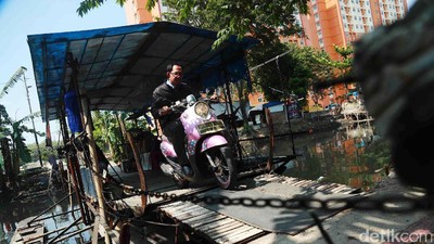 Potong Kompas Dengan Perahu Eretan di Pademangan