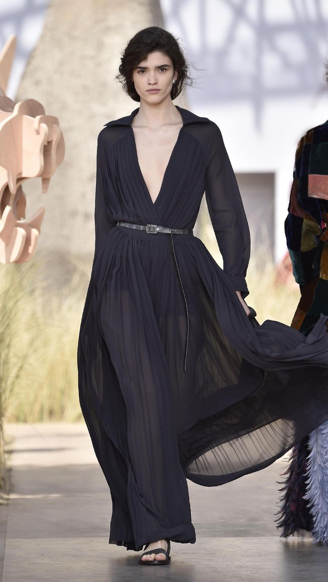 Model walks the runway during the Christian Dior Haute Couture Fall/Winter 2017-2018 show as part of Haute Couture Paris Fashion Week on July 3, 2017 in Paris, France.  (Photo by Pascal Le Segretain/Getty Images)