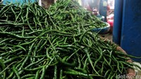 Seperti di Pasar Guntur Ciawitali, Garut, Jawa Barat. Seminggu usai Lebaran, harga cabai rawit yang normalnya Rp 17 ribu per kilogram, kini Rp 35 ribu perkilogram. Harga tersebut turun Rp 5 ribu dari harga saat Ramadan lalu mencapai Rp 40 ribu perkilogram. Pool/Hakim Ghani.