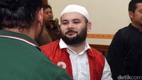 Ridho Rhoma jalani sidang perdana. (Foto: Noel/detikHOT)