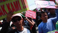 Massa membawa beberapa atribut, seperti spanduk dengan beragam tulisan.