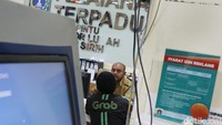Petugas melayani warga.
