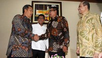 Ketua Pansus Hak angket KPK Agun Gunandjar Sudarsa saat menyalami Ketua BPK Moermahadi Soerja Djanegara.