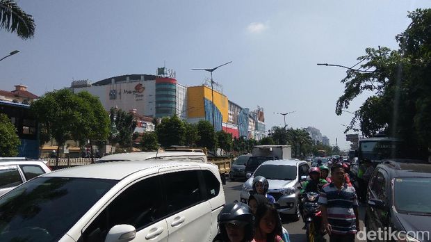 Kondisi lalu lintas ramai lancar meski ada demo driver GrabCar