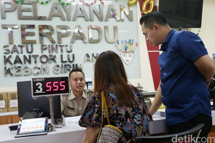 Petugas kelurahan melayani warga yang mengurus surat kependudukan dan berbagai layanan umum di Pelayanan Terpadu Satu Pintu (PTSP) di Kantor Kelurahan Kebon Sirih,  Jakarta Pusat, Selasa (4/7/2017).